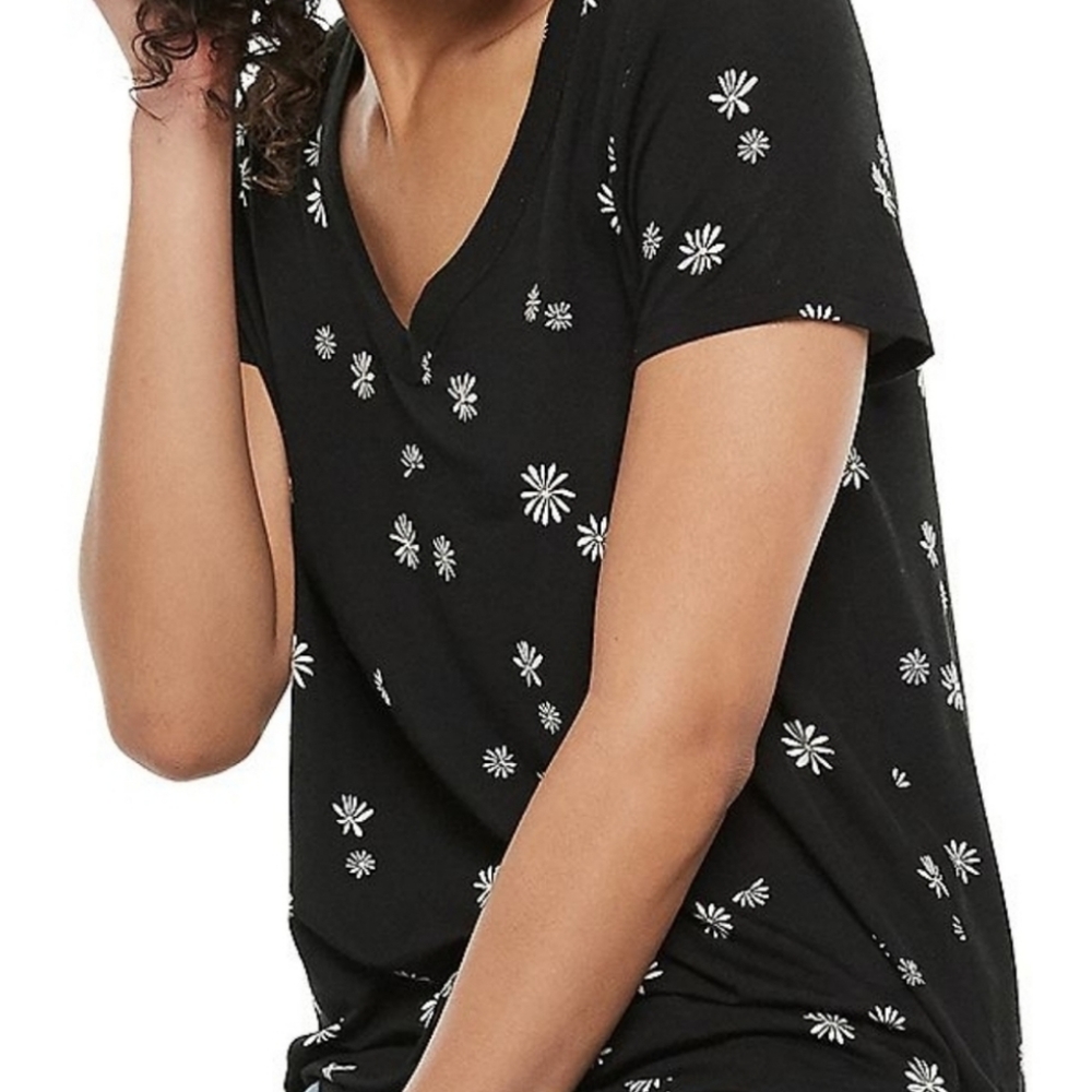SO Favorite V-Neck Daisy Black Short Sleeve Tee Shirt T-Shirt Top Casual NWT